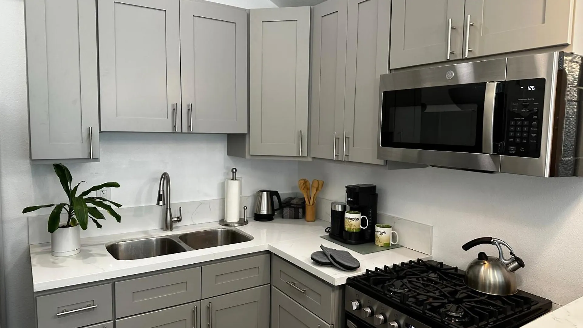 Guest house Bungalow #1 And Bungalow #2 One Price-West La Location Los Angeles United States